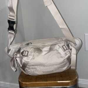 Athleta Excursion Large Belt Crossbody Bag Abalone Grey (Cream/Tan Beige)